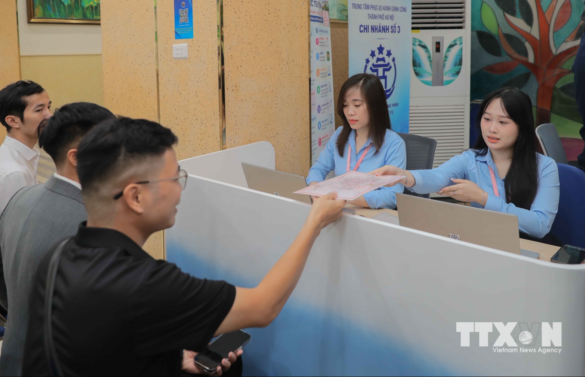 Bệnh viện Phụ sản Hà Nội là địa điểm triển khai thí điểm Kiosk đăng ký khai sinh, tạo thêm điểm hỗ trợ để người dân thực hiện thủ tục sau khi trẻ được cấp Giấy chứng sinh. GM-le ki ket trien khai Kiosk,… (Ảnh: Phan Phương/TTXVN)